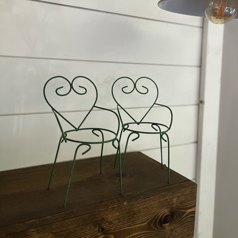 Mini retro plant stand chairs